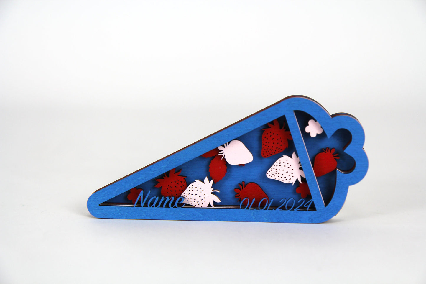 3D Zuckertüte mit Erdbeeren und individuellen Daten aus Holz / Geschenk, Einschulung, Schulkind / in zwei Größen erhältlich 15 cm und 25 cm