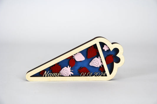 3D Zuckertüte mit Erdbeeren und individuellen Daten aus Holz / Geschenk, Einschulung, Schulkind / in zwei Größen erhältlich 15 cm und 25 cm