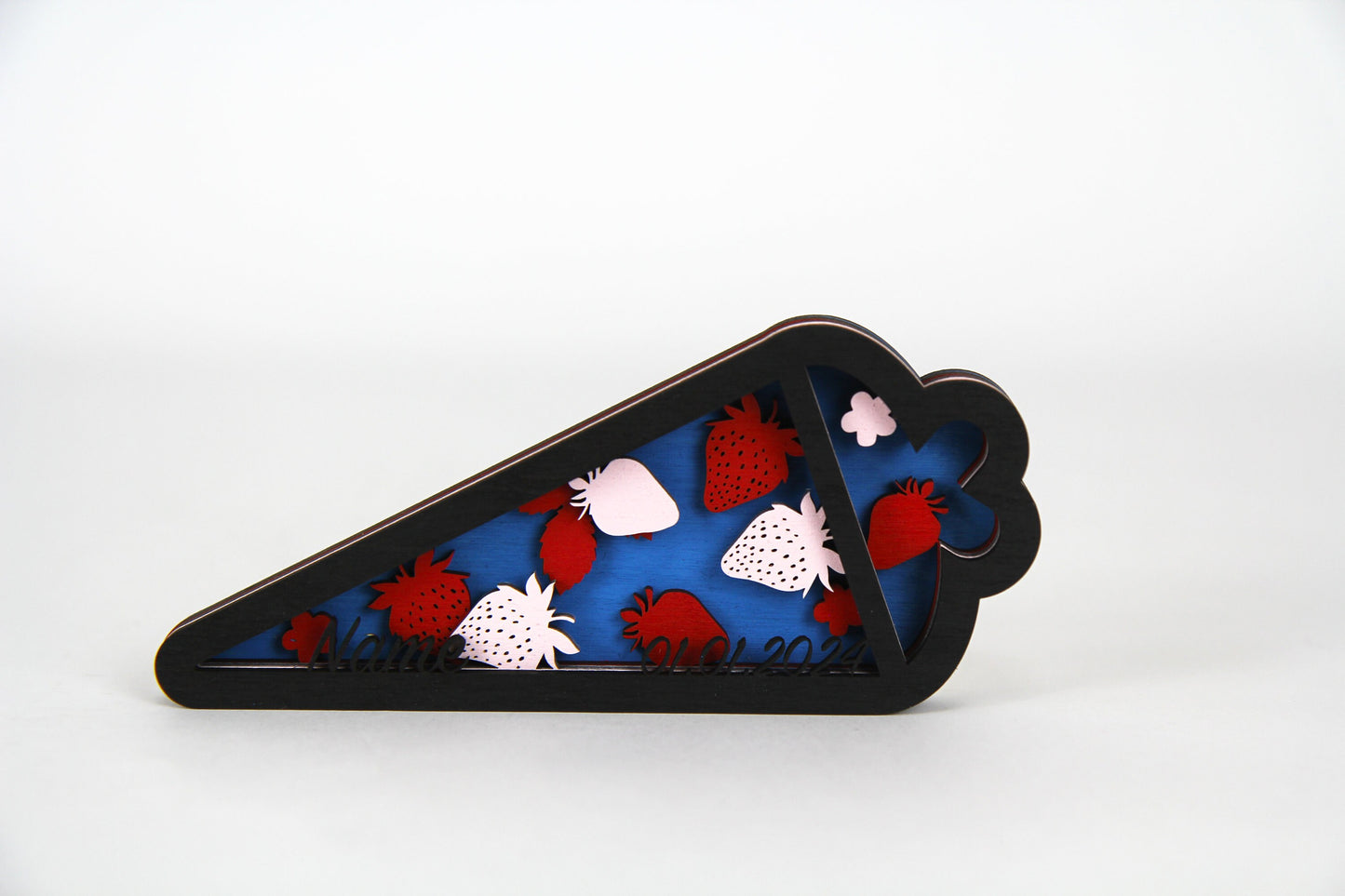 3D Zuckertüte mit Erdbeeren und individuellen Daten aus Holz / Geschenk, Einschulung, Schulkind / in zwei Größen erhältlich 15 cm und 25 cm