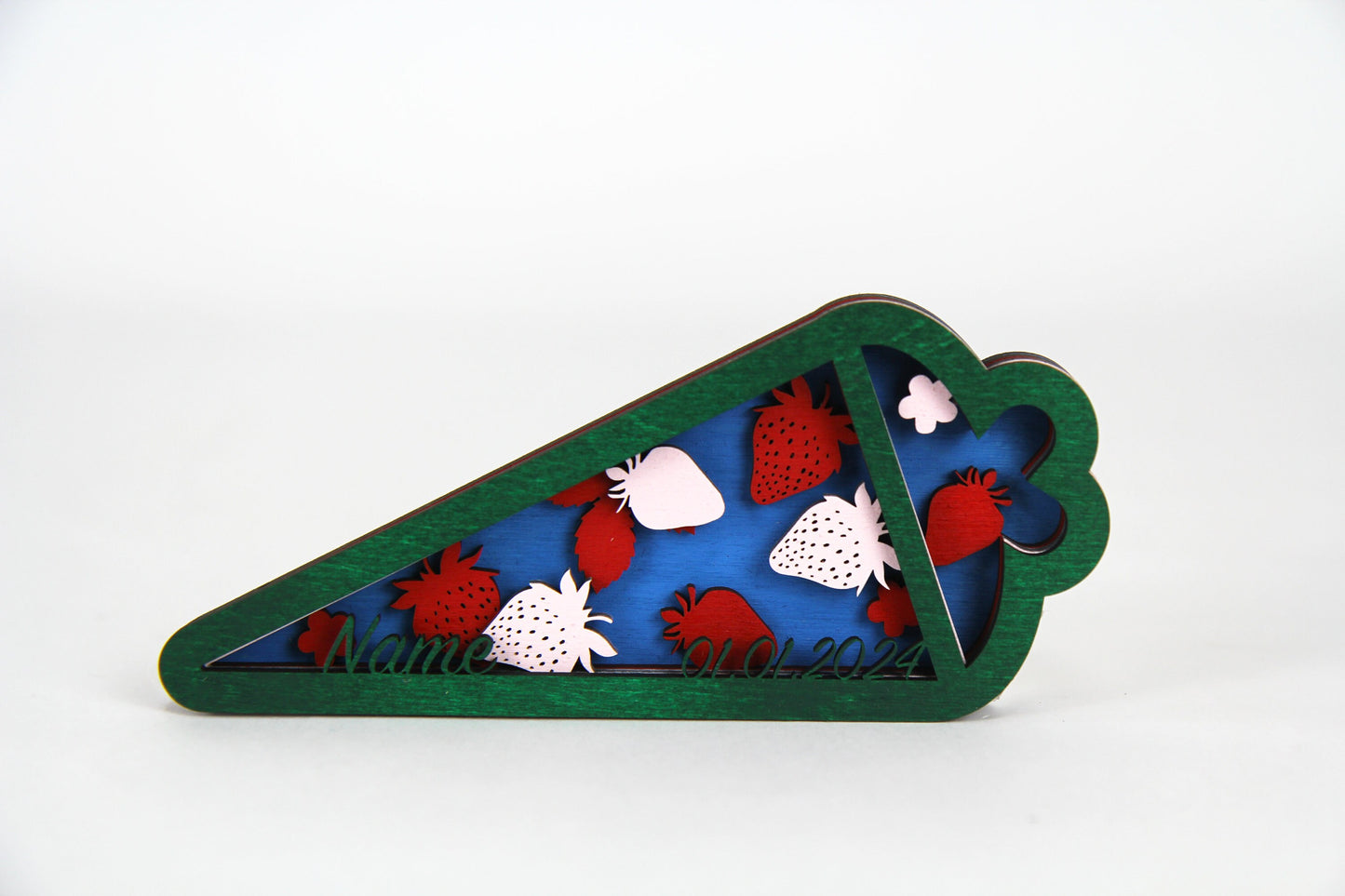 3D Zuckertüte mit Erdbeeren und individuellen Daten aus Holz / Geschenk, Einschulung, Schulkind / in zwei Größen erhältlich 15 cm und 25 cm