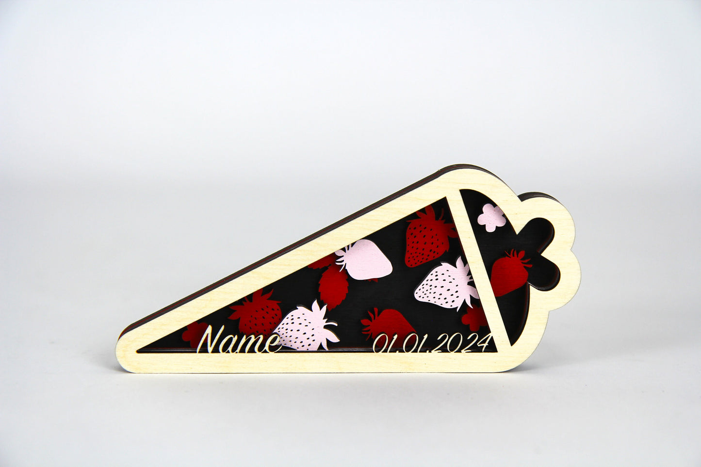 3D Zuckertüte mit Erdbeeren und individuellen Daten aus Holz / Geschenk, Einschulung, Schulkind / in zwei Größen erhältlich 15 cm und 25 cm