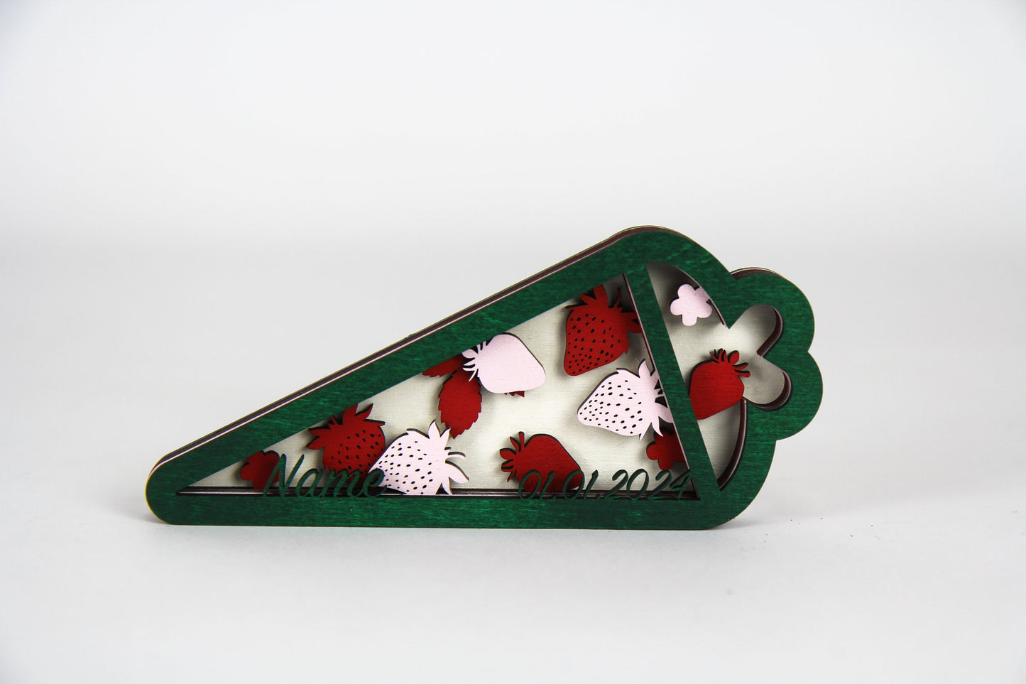 3D Zuckertüte mit Erdbeeren und individuellen Daten aus Holz / Geschenk, Einschulung, Schulkind / in zwei Größen erhältlich 15 cm und 25 cm