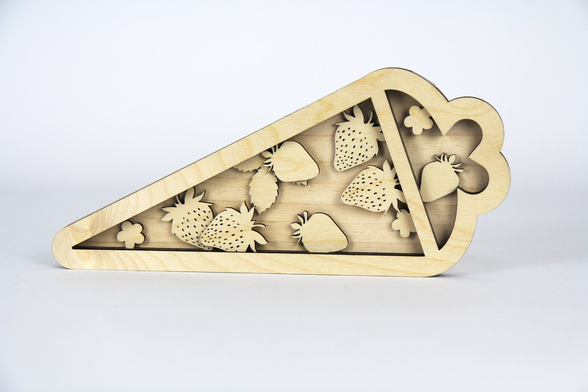 3D Zuckertüte mit Erdbeeren aus Holz / Geschenk, Einschulung, Schulkind / in zwei Größen erhältlich 15 cm und 25 cm