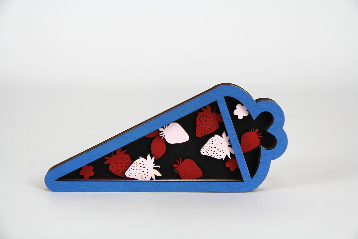 3D Zuckertüte mit Erdbeeren aus Holz / Geschenk, Einschulung, Schulkind / in zwei Größen erhältlich 15 cm und 25 cm