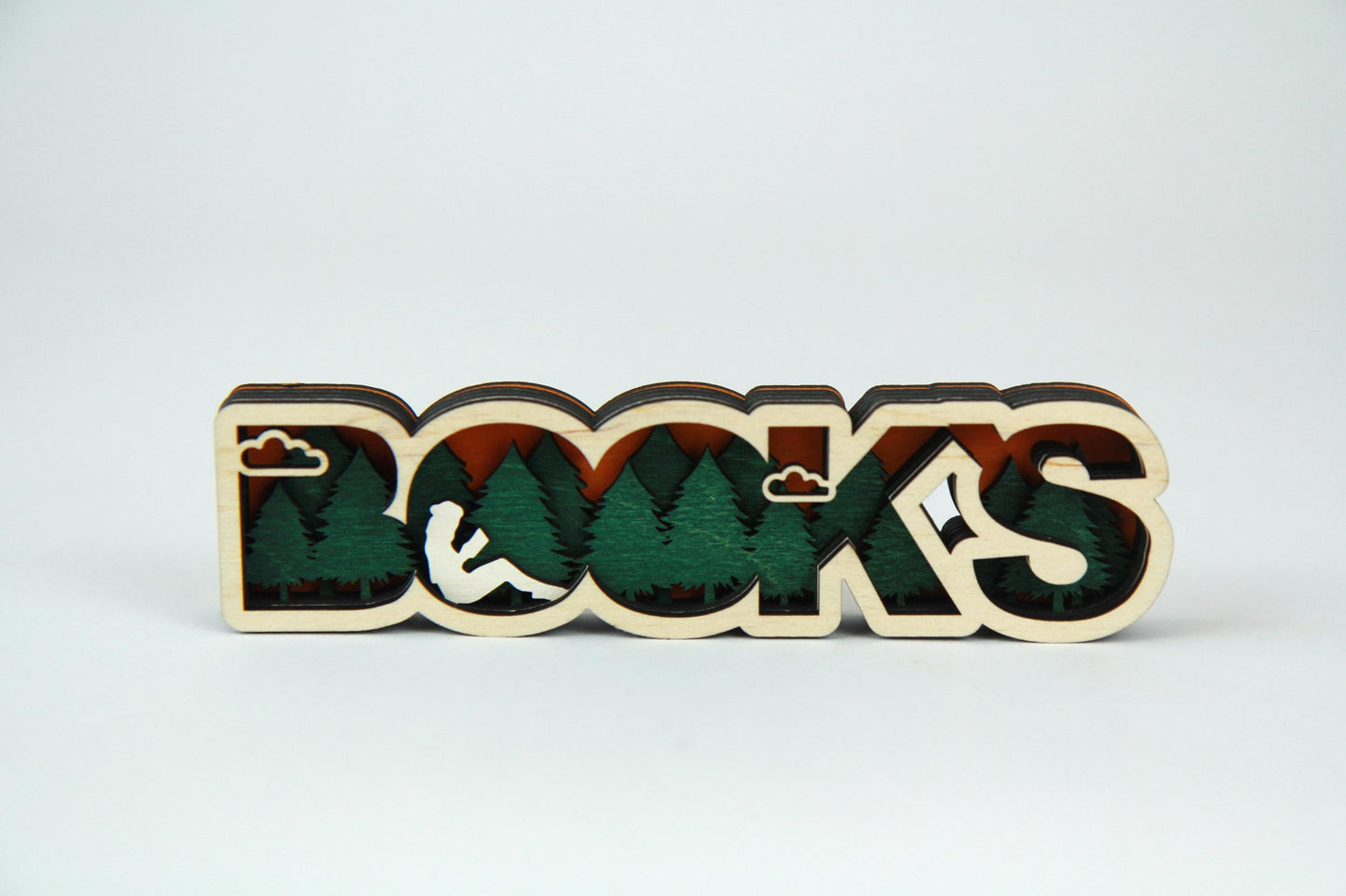 BOOKs Schild Mit Leserin in einem Wald unter Wolken / Dekoration für Buchliebhaber / Verschiedene Farben und Größen / Passend für dein Regal