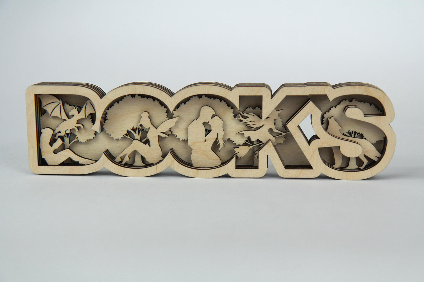 BOOks Schild mit einer Baumreihe und Fantasy Figuren für Buchliebhaber / Verschiedene Größen und Farben / Dekoriere dein Bücherregal