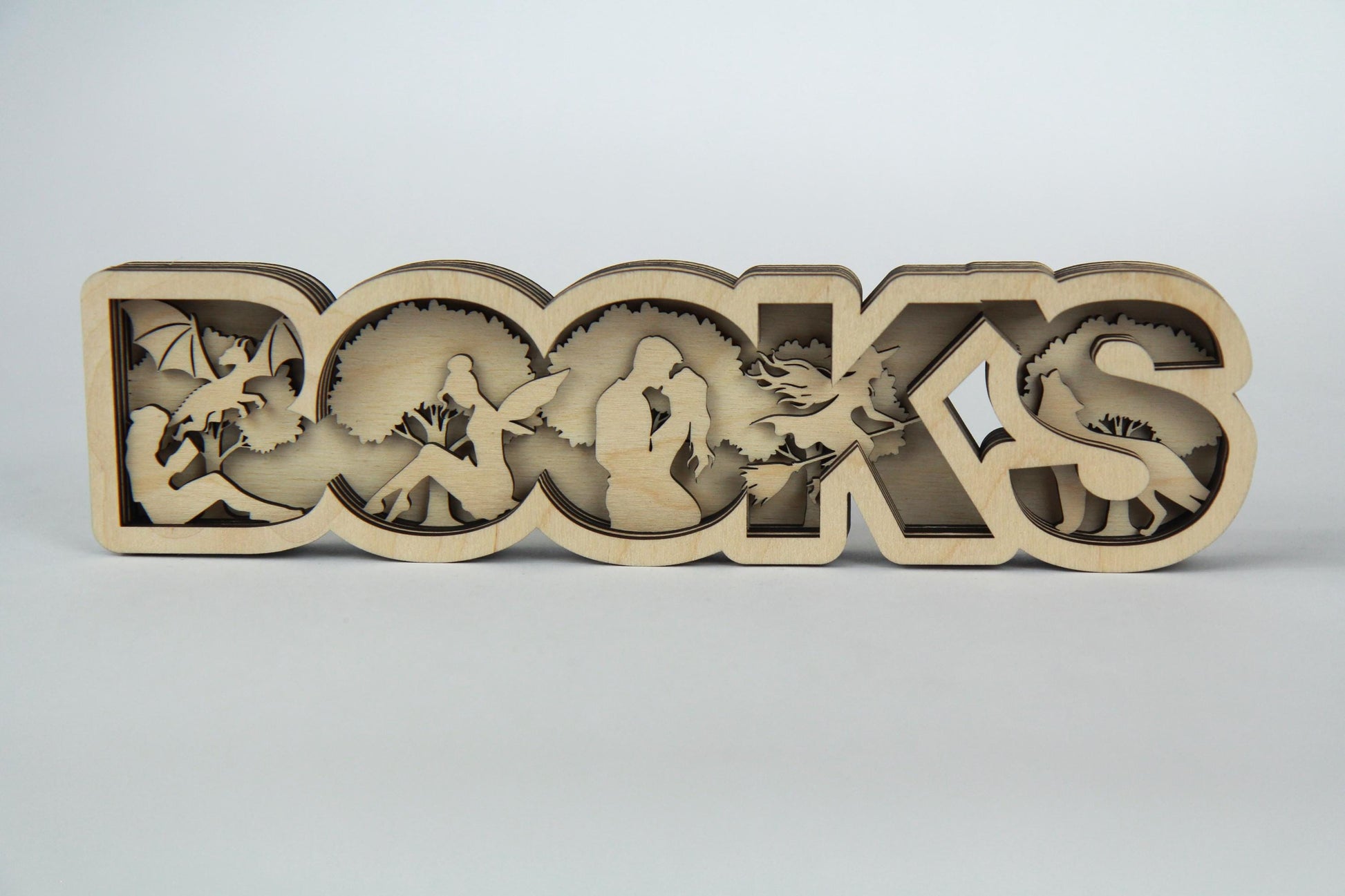 BOOks Schild mit einer Baumreihe und Fantasy Figuren für Buchliebhaber / Verschiedene Größen und Farben / Dekoriere dein Bücherregal
