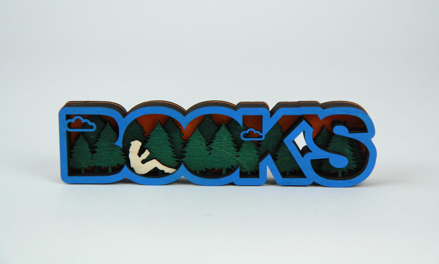 BOOKs Schild Mit Leserin in einem Wald unter Wolken / Dekoration für Buchliebhaber / Verschiedene Farben und Größen / Passend für dein Regal