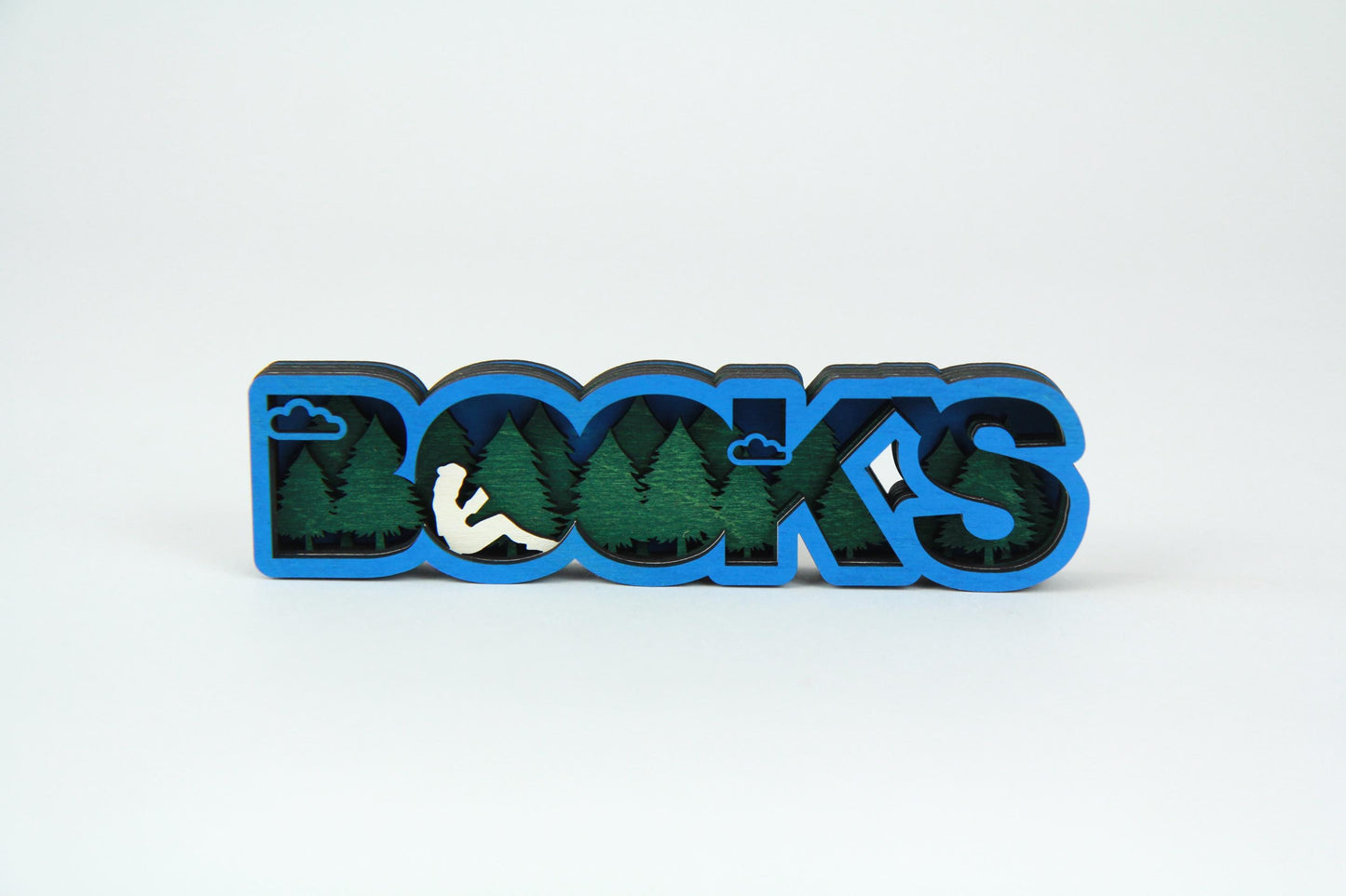 BOOKs Schild Mit Leserin in einem Wald unter Wolken / Dekoration für Buchliebhaber / Verschiedene Farben und Größen / Passend für dein Regal