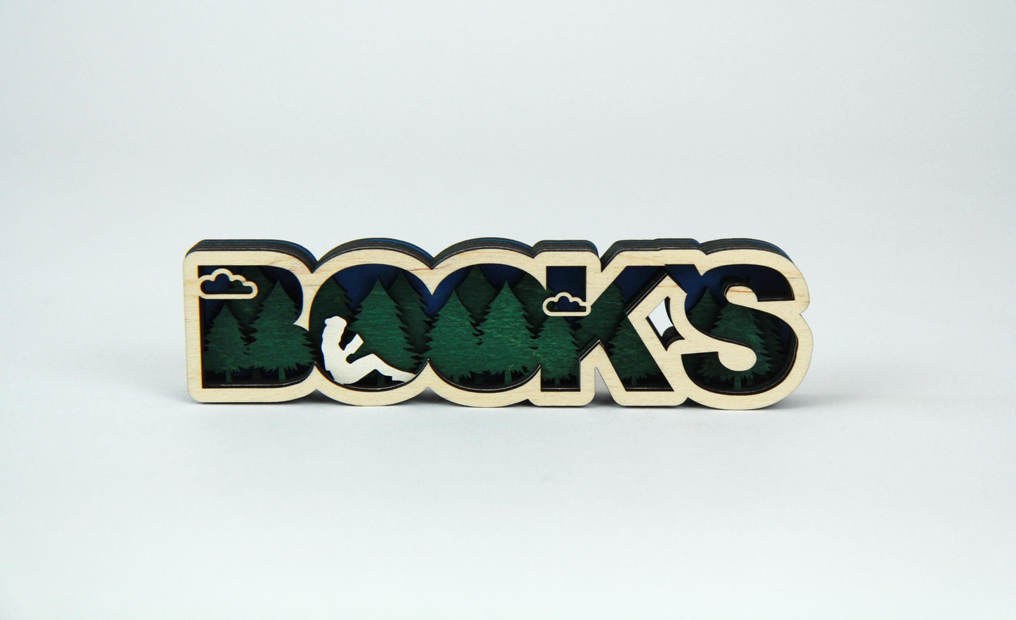 BOOKs Schild Mit Leserin in einem Wald unter Wolken / Dekoration für Buchliebhaber / Verschiedene Farben und Größen / Passend für dein Regal