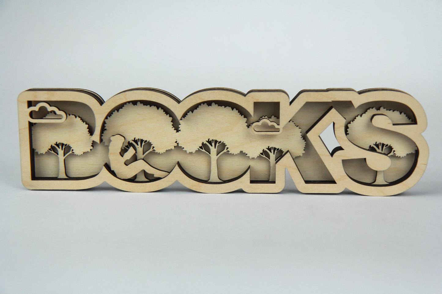 BOOks Schild mit einer Baumreihe und einer Leserin unter den Wolken für Buchliebhaber / Verschiedene Größen und Farben / Dekoration / 3D