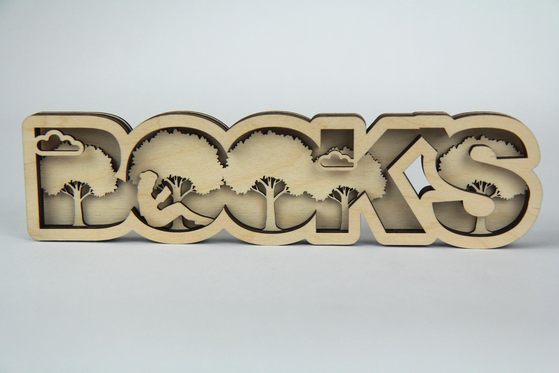 BOOks Schild mit einer Baumreihe und einer Leserin unter den Wolken für Buchliebhaber / Verschiedene Größen und Farben / Dekoration / 3D