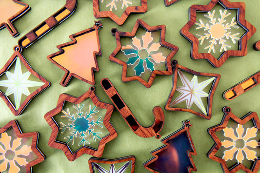 Baumschmuck für die Weihnachtszeit / 5er Set / Holz und Acryl / Ca. 6-7 cm groß / Schneeflocken / Tannenbaum / Zuckerstange