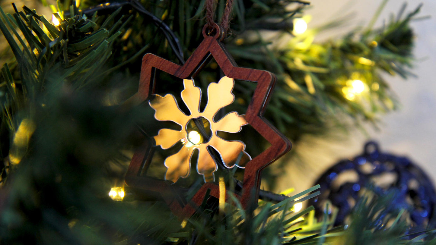 Baumschmuck für die Weihnachtszeit / 5er Set / Holz und Acryl / Ca. 6-7 cm groß / Schneeflocken / Tannenbaum / Zuckerstange