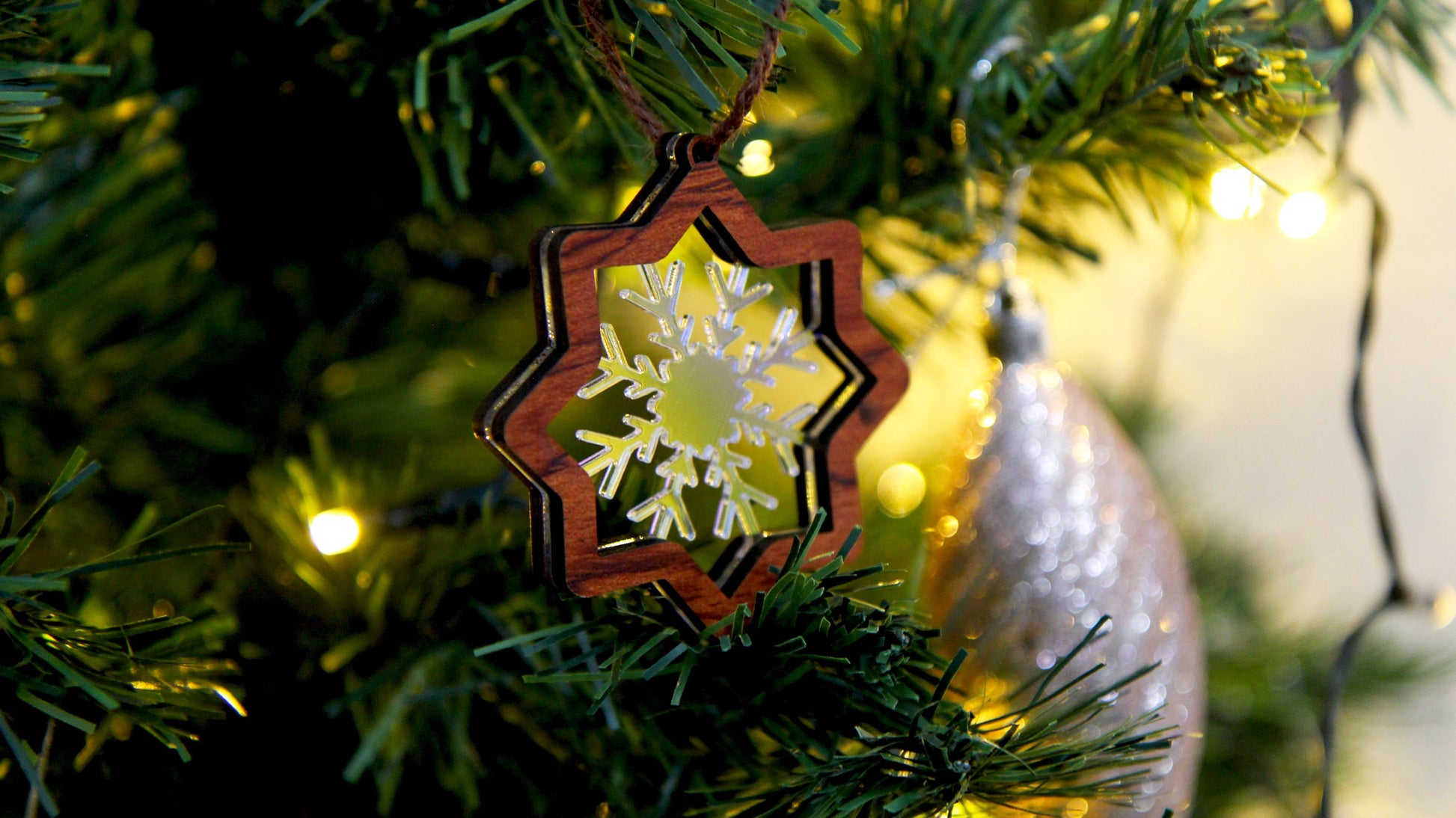 Baumschmuck für die Weihnachtszeit / 5er Set / Holz und Acryl / Ca. 6-7 cm groß / Schneeflocken / Tannenbaum / Zuckerstange