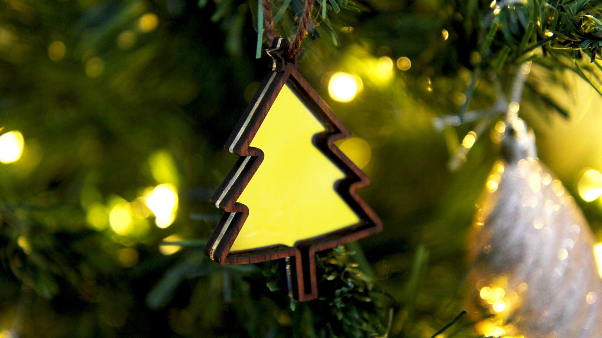 Baumschmuck für die Weihnachtszeit / 5er Set / Holz und Acryl / Ca. 6-7 cm groß / Schneeflocken / Tannenbaum / Zuckerstange